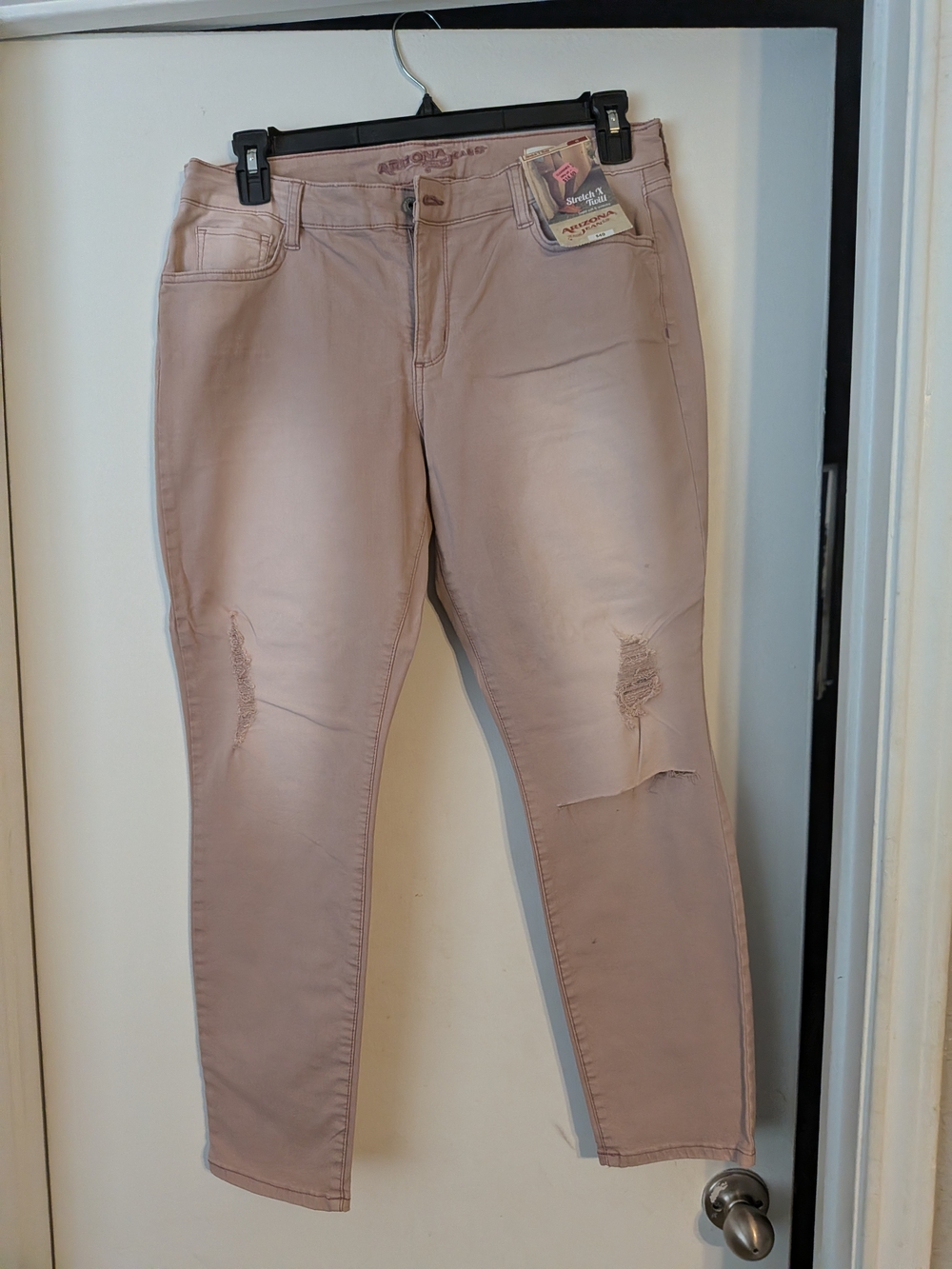 Arizona Jean Company Women's Skinny Jeans in Dusty Pink